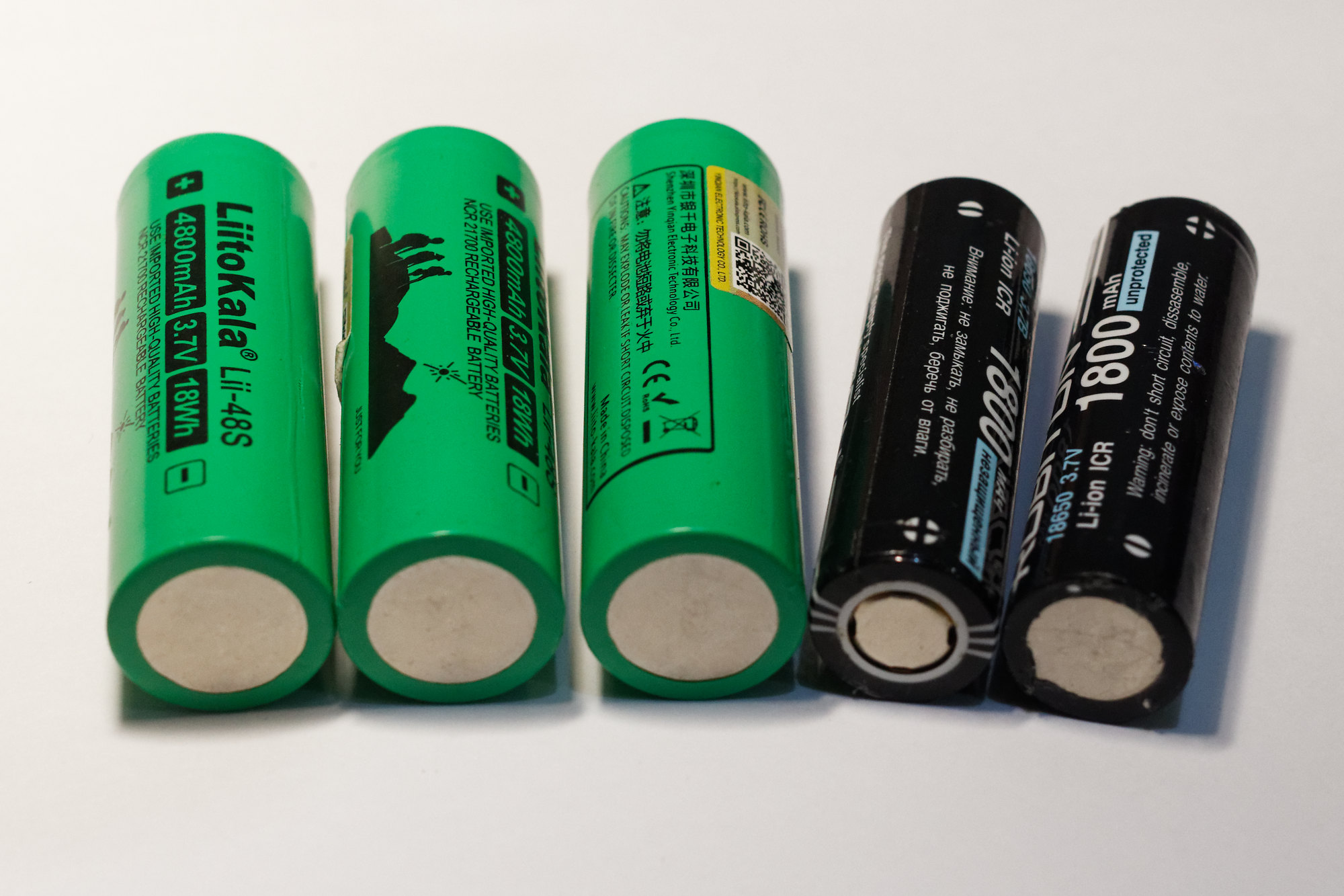 Cylindrical lithium-ion battery cells compared side by side